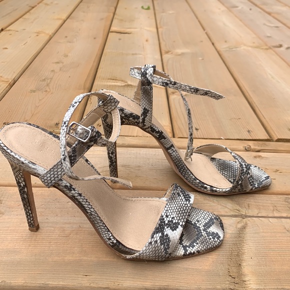 Heel sandals made by Truffle collection. Snake skin pattern size 37 - Picture 4 of 10
